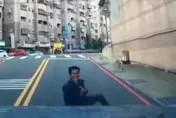 影/碰瓷片！楊梅男見車來衝馬路「跪姿趴地」　下秒起身撫胸搞笑畫面曝