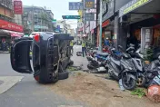 影/送完餐遇死劫！賓士「不明原因」衝撞翻車　女外送員慘壓車底身亡