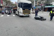 影/生死瞬間！新莊砂石車黃燈煞不住險吞機車　人車噴飛畫面曝
