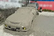 影/泥漿雨狂噴！馬自達慘變「水泥車」　建商霸氣喊話「全額買下」