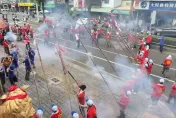 影/好壯觀！2500支竹竿炮狂炸神轎　屏東市林仔內熱鬧滾滾