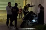 影/屏東竊賊猝逝「警執法影片曝」！他坐地遭5警包圍　無抵抗不斷求饒