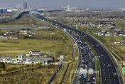 塞車要幹嘛？女子檢舉「50台車違規走路肩」　爽領獎金6600元...網譙:缺德
