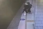 影/台鐵板橋站7旬嬤踩空落軌！18歲高三生跳月台救人驚險瞬間曝
