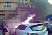 影/起火瞬間曝！停車場自小客自燃　疑車況老舊車頭陷火海全毀