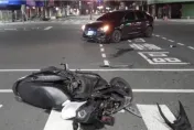 高雄左營凌晨傳車禍！轎車沒耐心等直接違規左轉　下秒撞飛女騎士