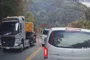 影/對向賓士閃尿！台14甲砂石車「囂張跨雙黃線」超車　網：勇氣誰給的