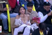 影/清涼正妹「自備雙球」看PLG籃球賽！震撼畫面網嗨爆：導播才是MVP