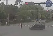 影/宜蘭鬧區驚見帝王行人！2女闖紅燈「切西瓜」牛步穿越馬路險遭撞