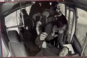 影/公車駕駛突昏倒！拚全力停路邊保護乘客　緊急送醫急救