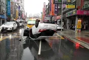 影/三重詭異肇逃仔！大清早開車突撞烏龜翻　跟乘客秒逃留毒品在車內
