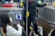 影/狼狽！台中酒駕男闖公車爆揍司機　反遭打趴「腳踩頭」壓制