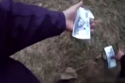 影/錢不要了別抓我！竹南2屁孩車手被警追　化身散財童子狂撒30萬