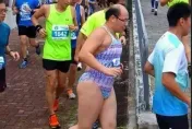 最佳勇氣獎！他穿「性感高衩泳衣」跑馬拉松　網笑爆：老不羞
