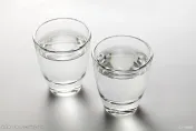 他「狂灌高粱後喝咖啡」腹痛狂吐衝急診！　醫一看：食道破了