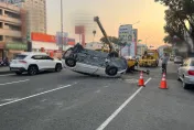快訊/高雄驚悚「444車禍」！她開車撞上同向車慘翻　對方也失控擦撞2機車
