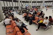 災情擴大！數十架飛機卡在跑道排隊　大批旅客飛不了擠爆桃機候機室