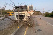 快訊/台1線大車失控亂衝！整輛車卡分隔島　撞斷路燈擋2車道