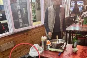 影/男子夜市熱炒店吃消夜「槍擺桌上」　嚇壞路人遭逮下場曝光