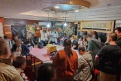 影/破門搗賭窟！高雄豪華民宅內博輸贏　31人玩天九牌慘了
