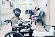 64歲周思潔送急診　骨裂打石膏憔悴照曝光