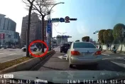 淡水馬偕醫院外車禍！小客車違規左轉「撞飛騎士」加速逃離　肇事影片曝