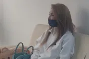 影/「酒國昆凌」拎愛馬仕包現身！富商保羅控詐財她不認　稱交往有放感情