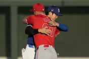 影/見到大谷翔平好興奮　「鱒魚」球棒一丟快步上前抱抱