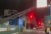 影/台南街頭恐怖大翻車！15米長天坑吞噬吊車引圍觀　警激動獅吼「辦你們喔」