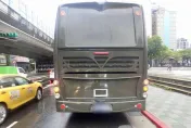 國防部巴士車禍立院備詢遲到　新生高擦撞休旅車畫面曝光