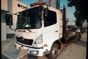 影/撞擊瞬間！雙方互看停一下　大貨車一起步、撞飛7旬翁不治