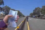 影/撿錢片！32張千元鈔滿車道飛　暖警幫撿回26張…她感謝：這是跟孩子的生活費