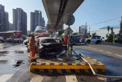影/太離譜！57歲淡水男恍神自撞安全島　車頭凹、下巴掉釀火燒車