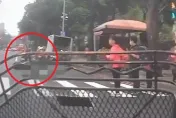 影/又見行人地獄！高雄16歲少年騎微型電動車　左轉撞翻斑馬線學童都受傷