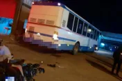 苗栗晚間駭人車禍！直行機車猛撞迴轉客運　25歲騎士重傷昏迷送醫搶救