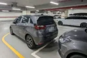 太離譜！這位大哥泊車「無中生有」　後車卡死動不了