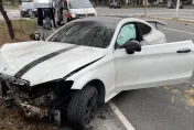 影/瞬間酒醒！嘉義21歲男酒後上路　賓士跑車自撞燈桿「車下巴」全掉