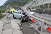 快訊/驚險！瑞芳台2線自撞「吞護欄」　車頂遭劈開鐵柱插後座…駕駛好命大