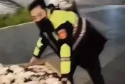 影/中山捷運站外違規擺攤！滿箱襪子遭倒怒槓警　PO網討拍反被打臉