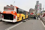 快訊/北市光復橋公車吞機車！騎士疑自撞分隔島噴飛對向　遭捲大巴輪下慘死