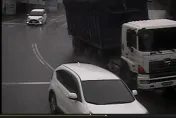 快訊/悚！台中砂石車翻覆釀2傷1命危　轎車被壓成廢鐵影像曝