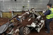 嚇壞！台中砂石車翻覆壓毀休旅車...母子1傷1命危　目擊者驚悚還原瞬間