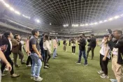 被高跟鞋「踩出坑洞」！台北大巨蛋人工草皮損壞　味全龍回應了