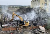 影/湖口布料廠大火怪手開挖3小時終撲滅　90萬「胸罩」付之一炬
