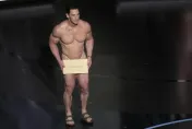 奧斯卡2024/「江西男」全裸上台！精壯肌肉惹遐想　主持人急披一塊布