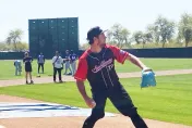台南Josh賺爛了！鮑爾大方拍照簽名　3局無失分飆159公里火球