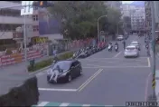 影/癡情男趴引擎蓋女友加速疾駛　警攔車他翻臉控對方攜毒2人都慘了