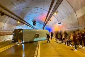 快訊/現場畫面曝！康橋校車信義快速道路隧道翻車　18人輕傷送醫