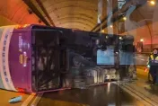北市康橋校車翻覆15傷！駕駛驚悚回憶「滑了一下」…爬車頂逃生口脫困