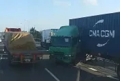 快訊/國一貨櫃車「折甘蔗」超驚悚！　追撞事故占用車道